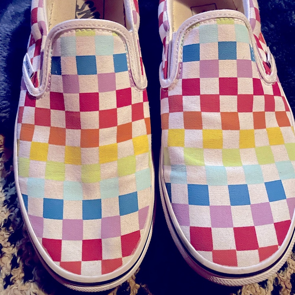 Vans 9 1/2 women. 8 in men. Only worn twice by my daughter.